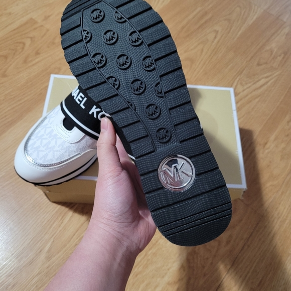 Very classy MK signature slides - Picture 4 of 5